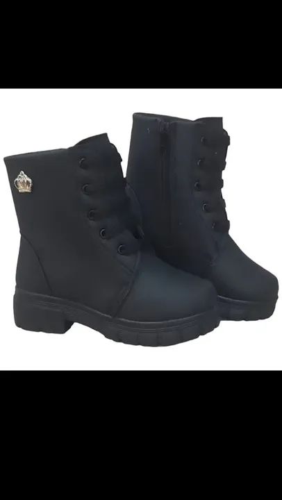 Bota Coturno Infantil Preta com Detalhe de Coroa - Foto 3