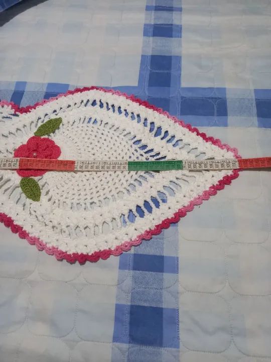 Caminho de mesa de crochê em formato de morangos - branco com flores rosas - Foto 3