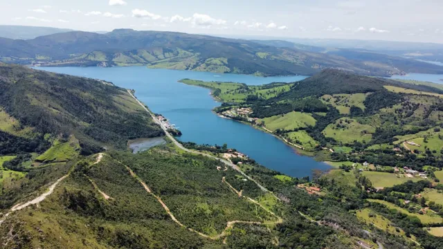 Fazenda à beira da rodovia, 40 hectares, 12 min. de Capitólio, com nascente, 2 casas