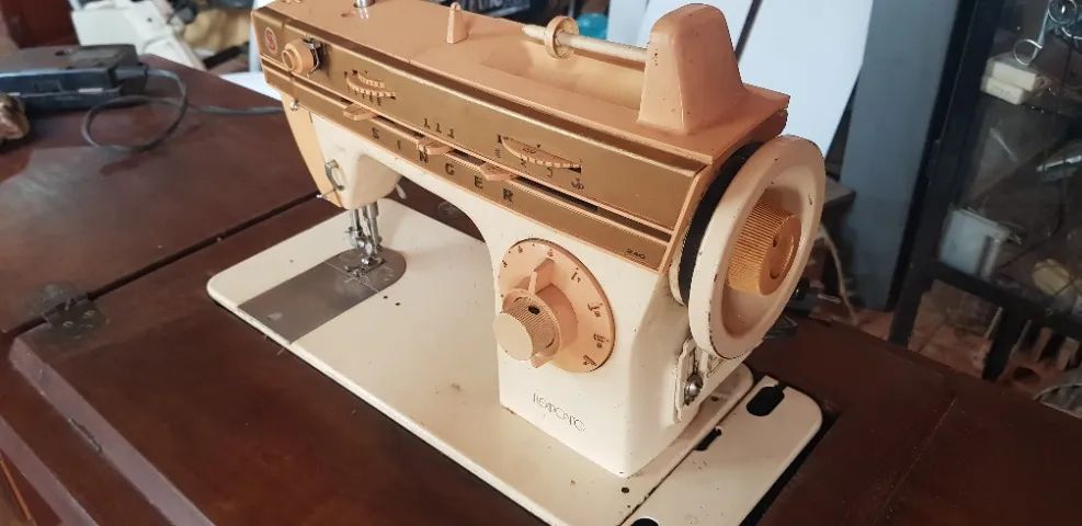 Maquina de Costura Singer Flexiponto 240 Linda com Gabinete Vintage com pedal - Foto 4