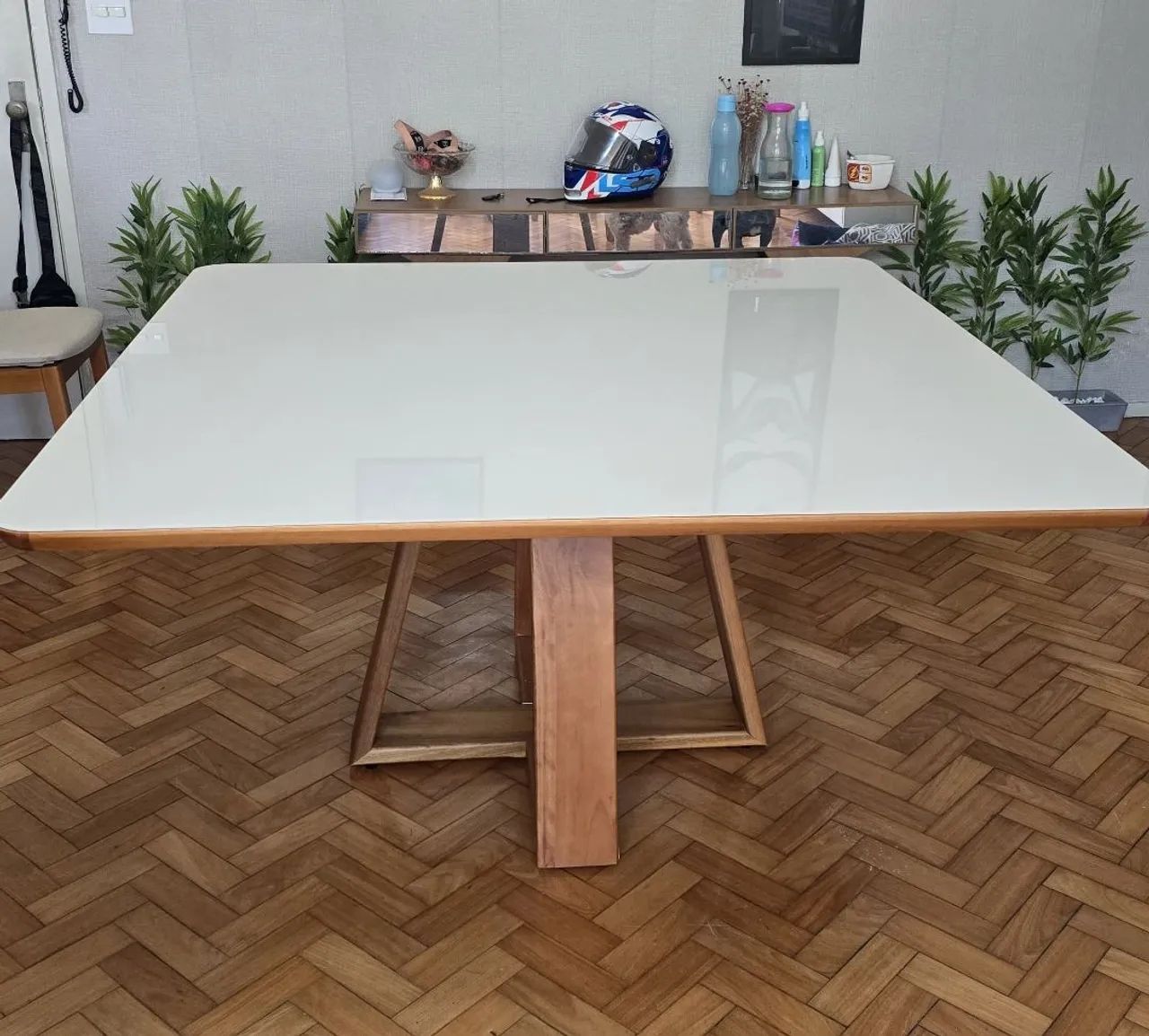 Mesa de jantar em madeira maciça 150x150 reforçada pra 8 cadeiras 