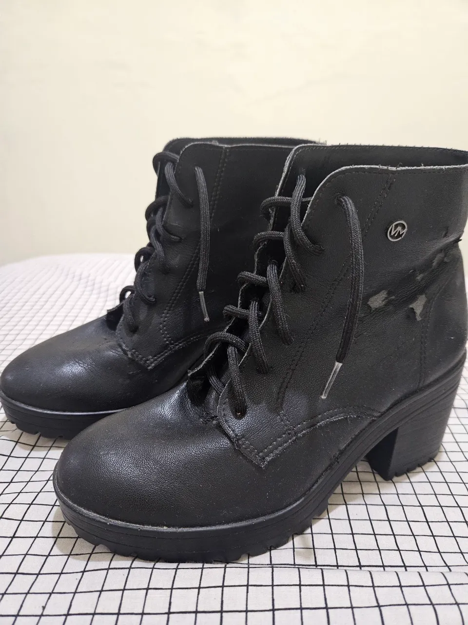 Botas Femininas Tratoradas Pretas - Estilo e Conforto