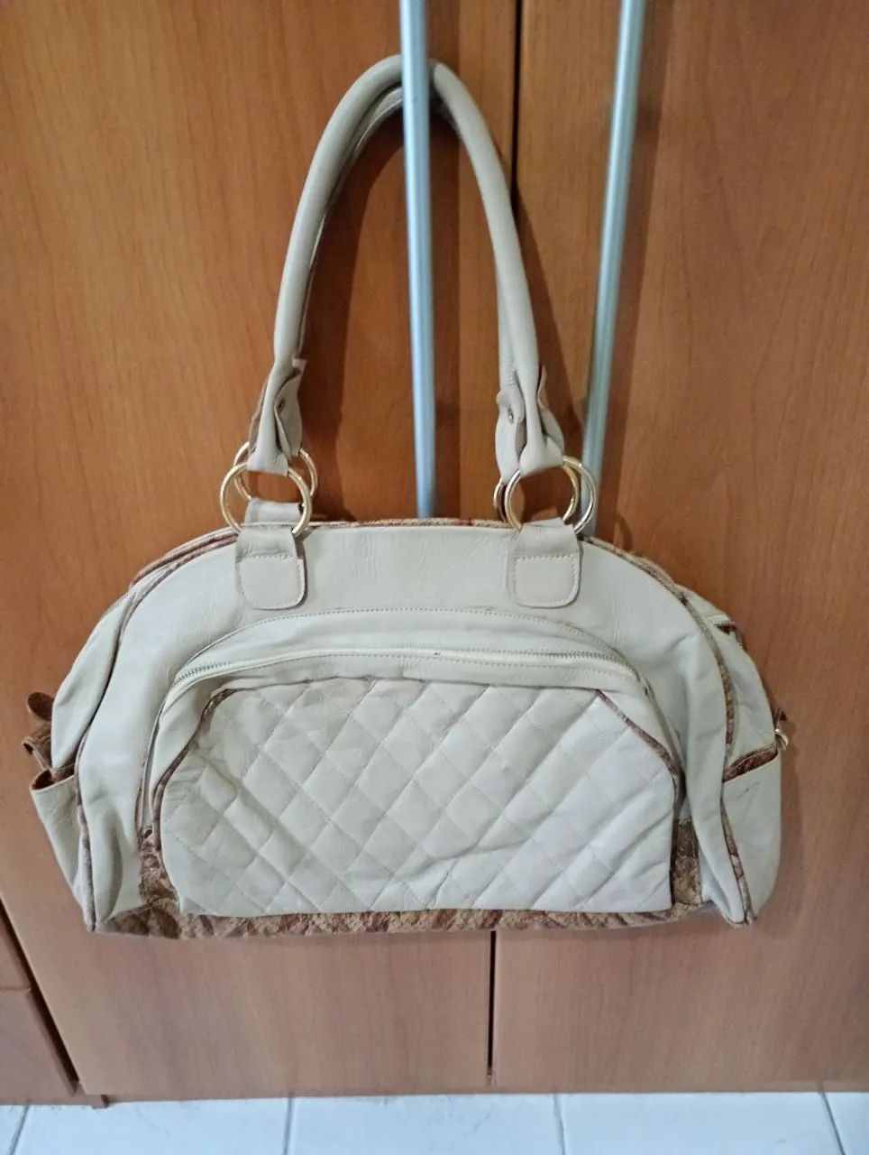 Bolsa de mão elegante com detalhes