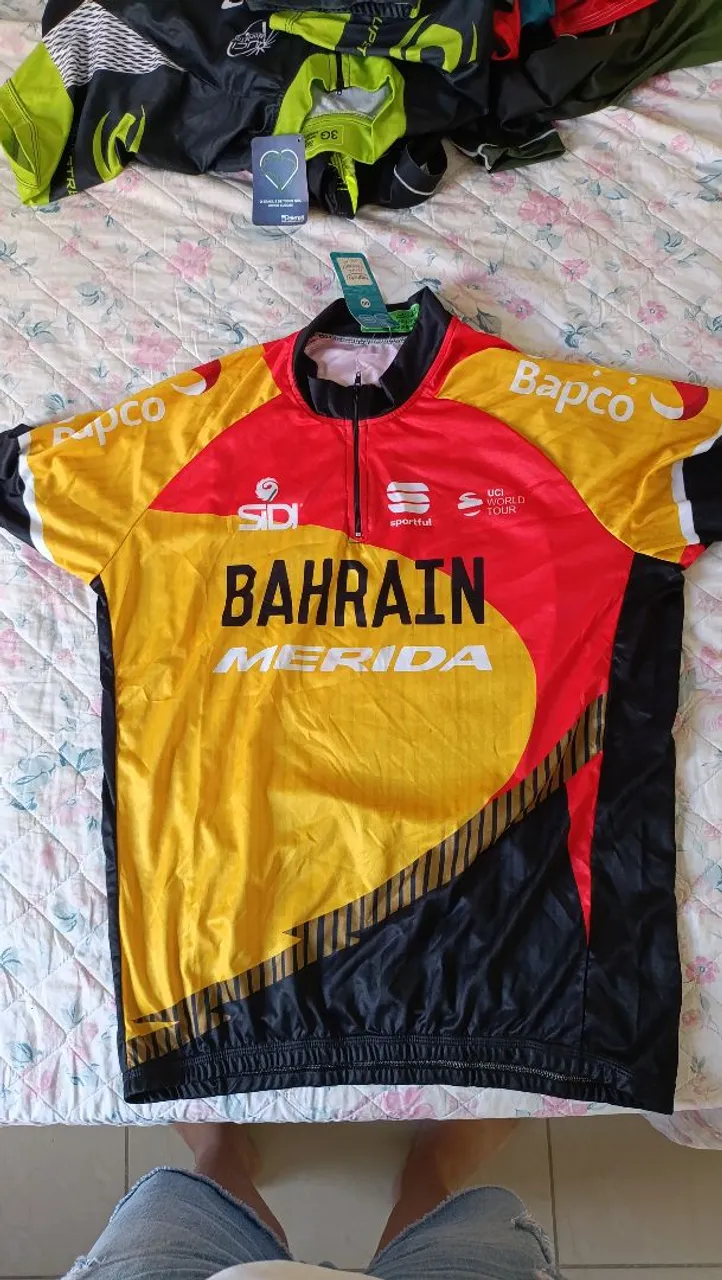 Blusas, bermudas e bretelle para ciclismo