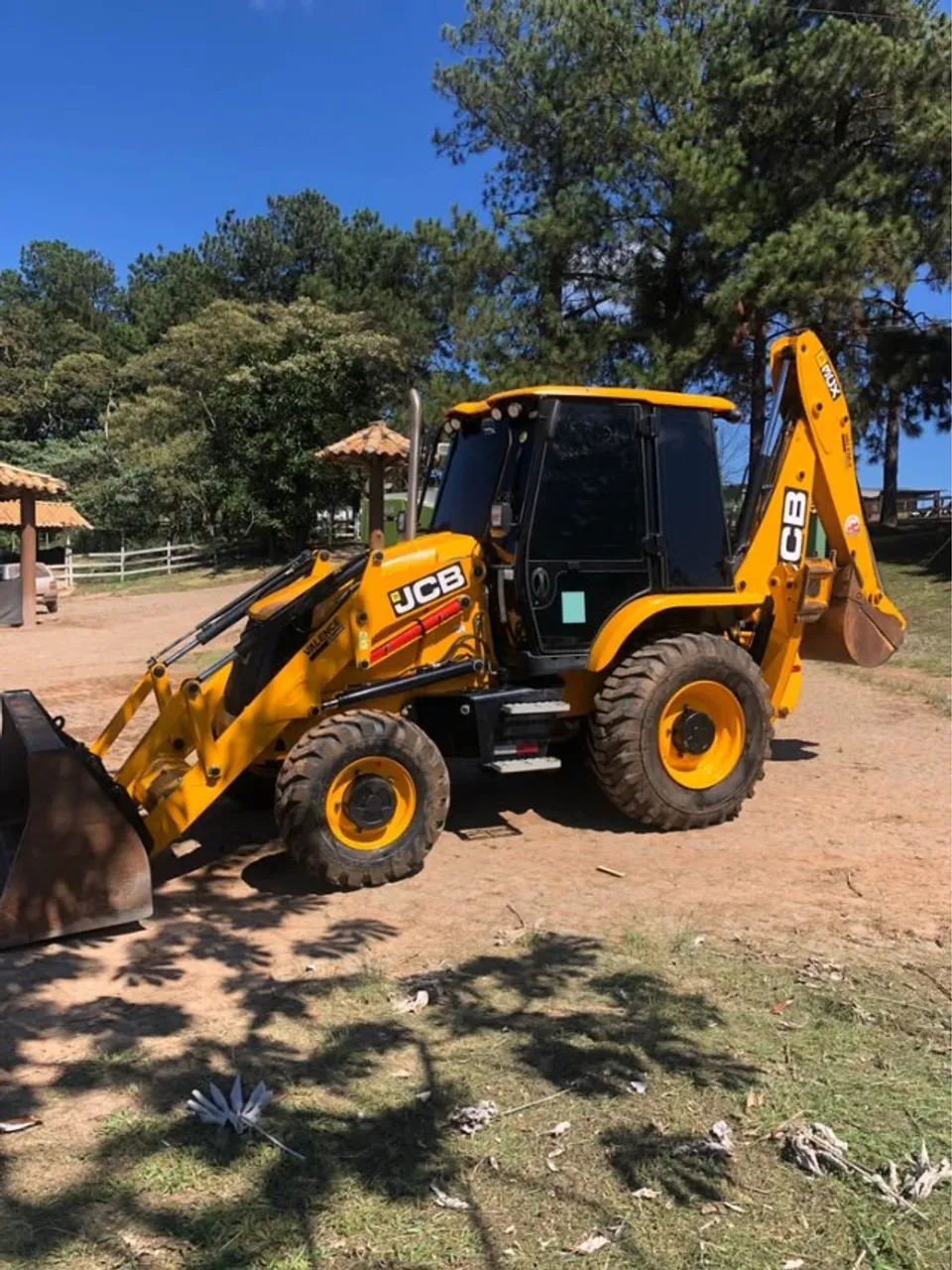 Retroescavadeira Pronta pra Obra com Carência de Até 10 Meses - Aproveite o Mega Feirão!