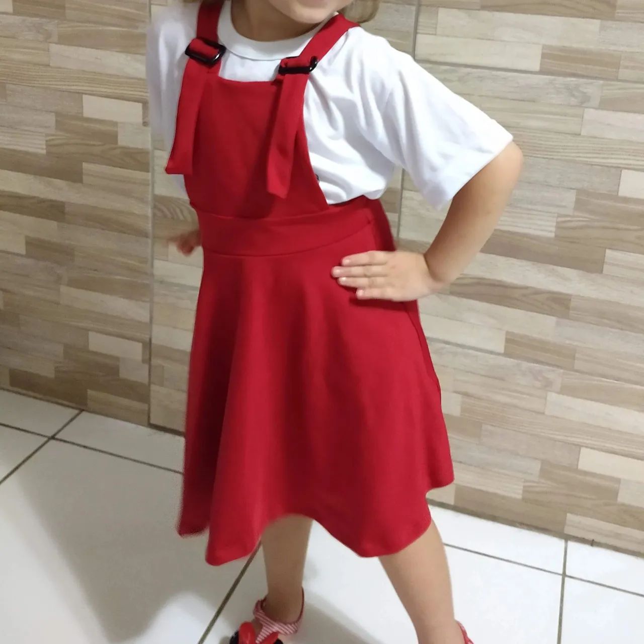 Jardineira infantil vermelho e saia de crochê  - Foto 2