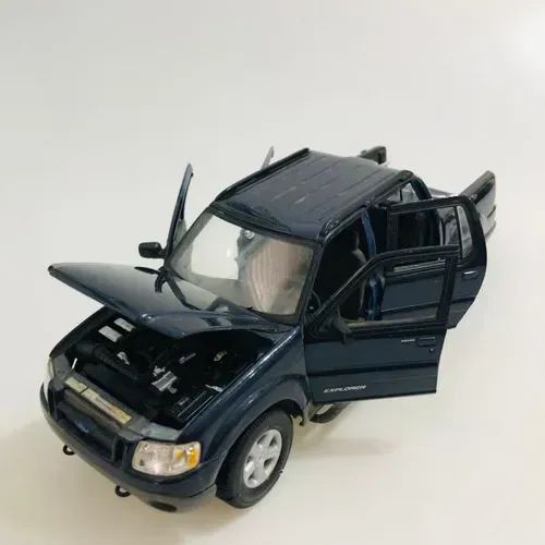 Miniatura Ford Explorer Sport Trac Maisto 1/18 - Hobbies e