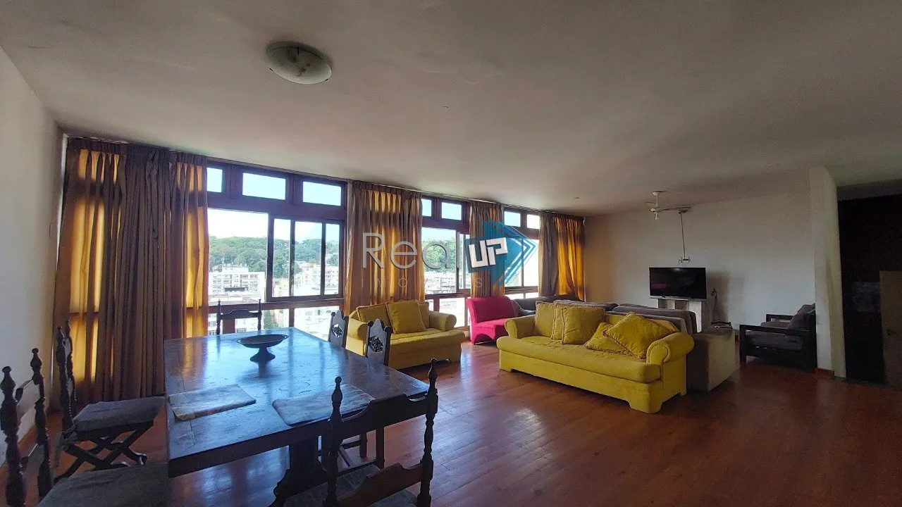 Casarão Triplex em Laranjeiras, 429 m2, rua nobre.