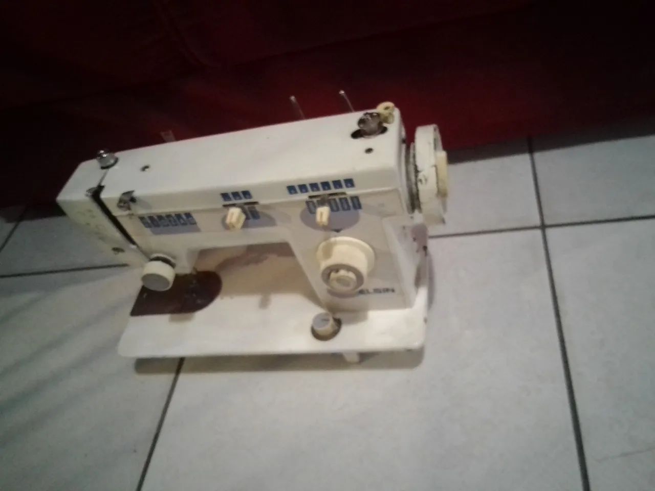 Máquina de costura *Retirada de peças ou conserto*  - Foto 2