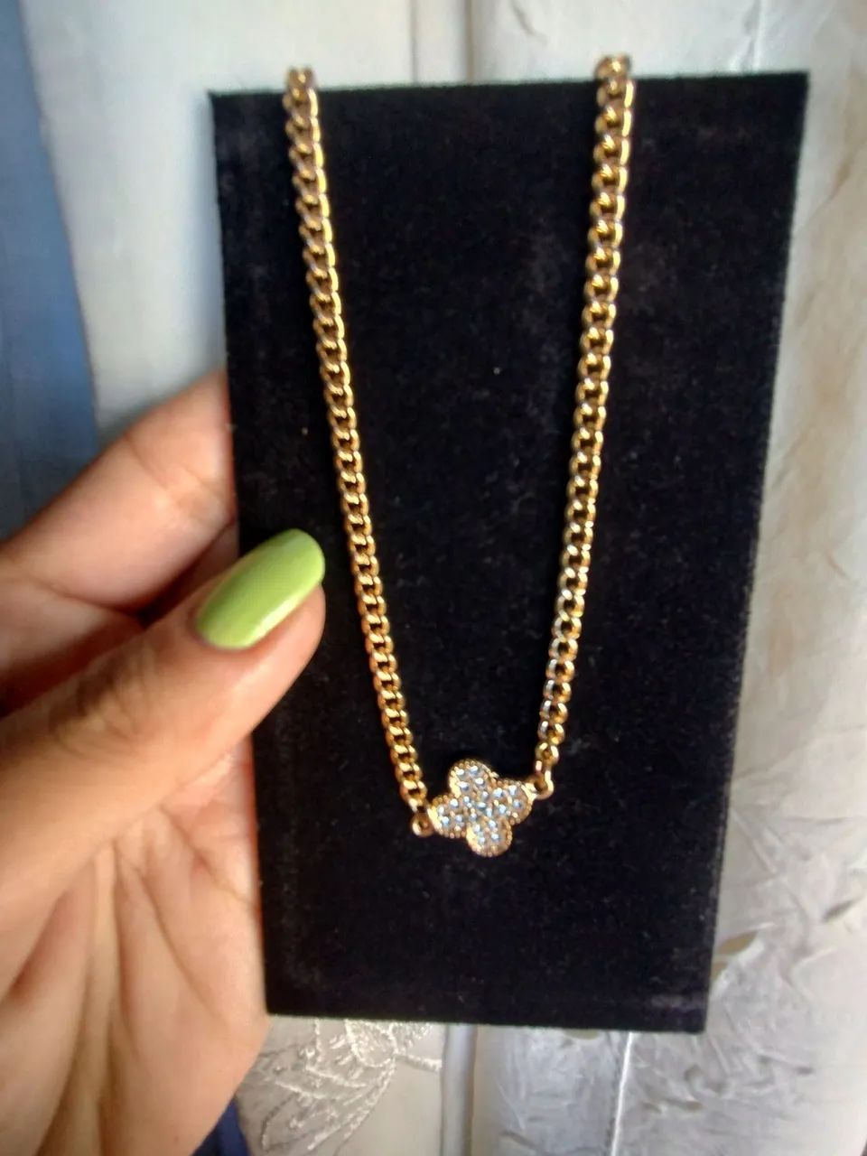 Gargantilha Choker Dourada com Pingente De Trevo  - Foto 3