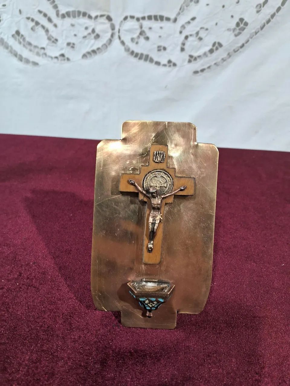 Placa de metal com Cristo de madeira