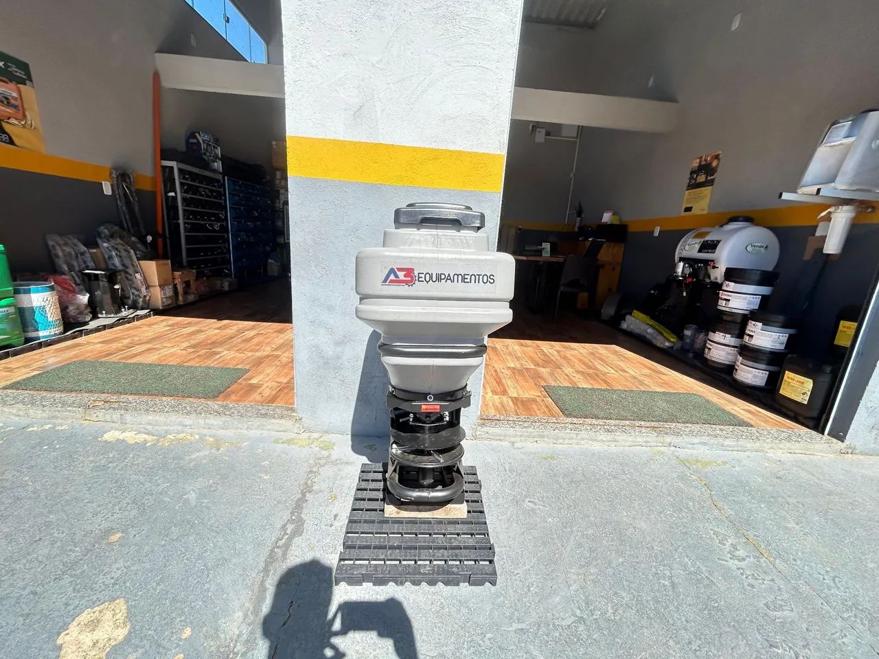 Semeadeira Elétrica 63 Lts C/ painel de controle de vazão 