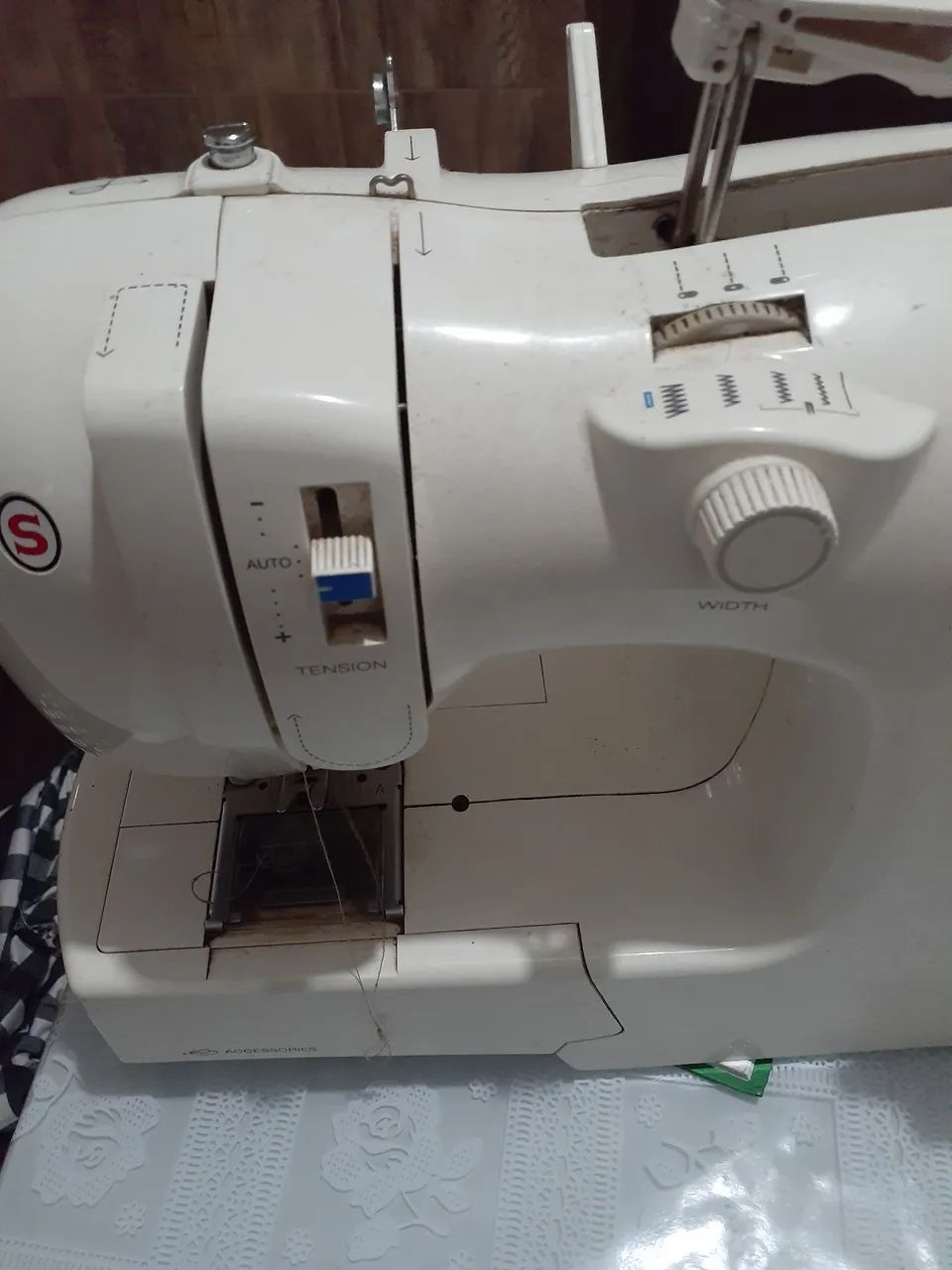 VENDE-MÁQUINA DE COSTURA SINGER BOM ESTADO! - Foto 4