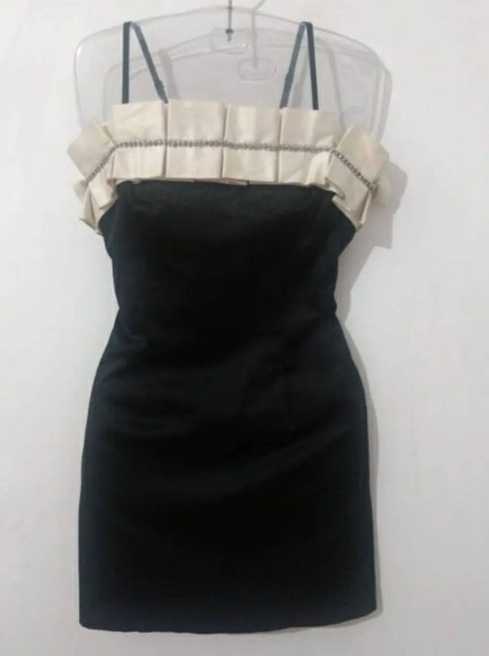 Vestido com Detalhes em Strass todo forrado e com alças reguláveis.