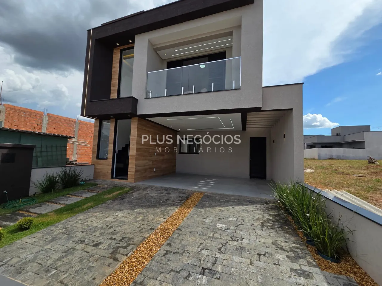 Sobrado à Venda em Sorocaba  Condomínio Fechado, 3 Suítes, Piscina e Desconto Exclusivo de
