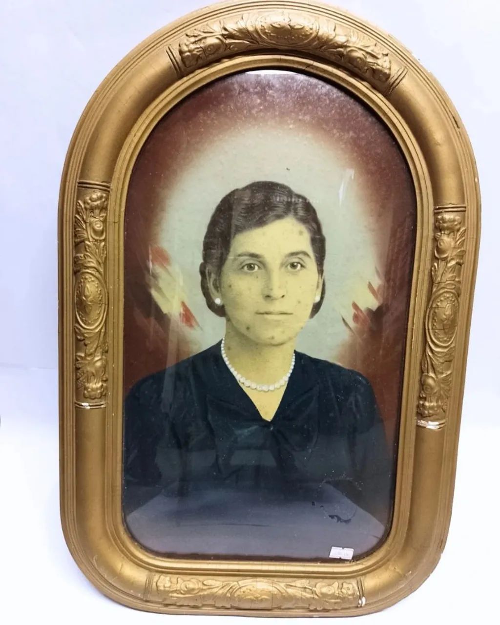 Antiga moldura oval dourada.