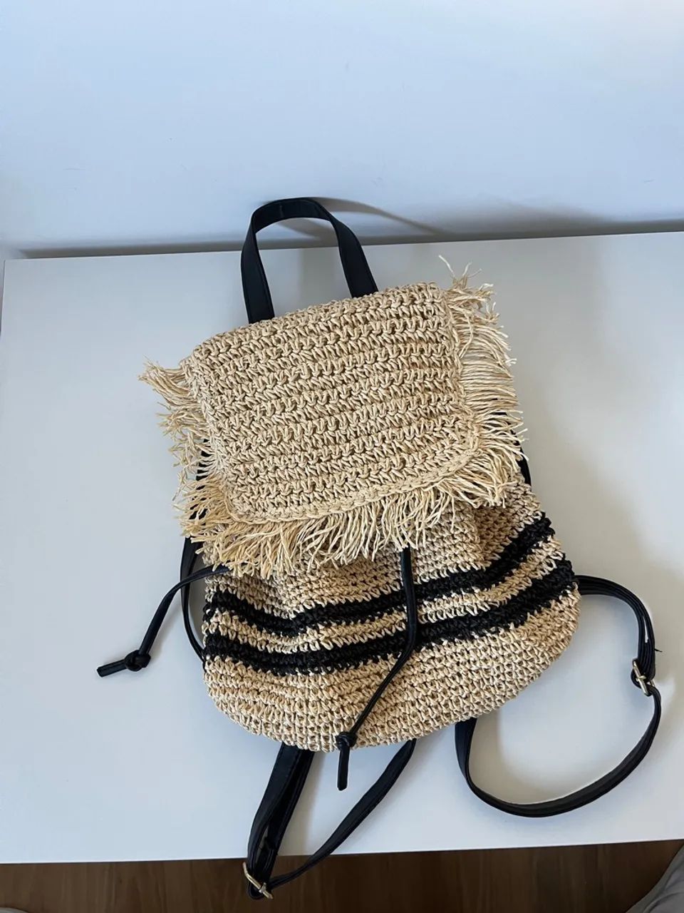 Mochila palha com detalhes em preto