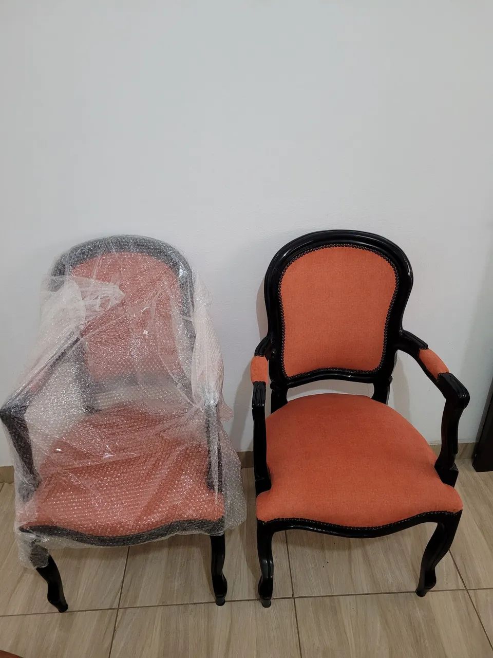 Um par de cadeiras tipo poltrona em perfeito estado. retirar no local.
