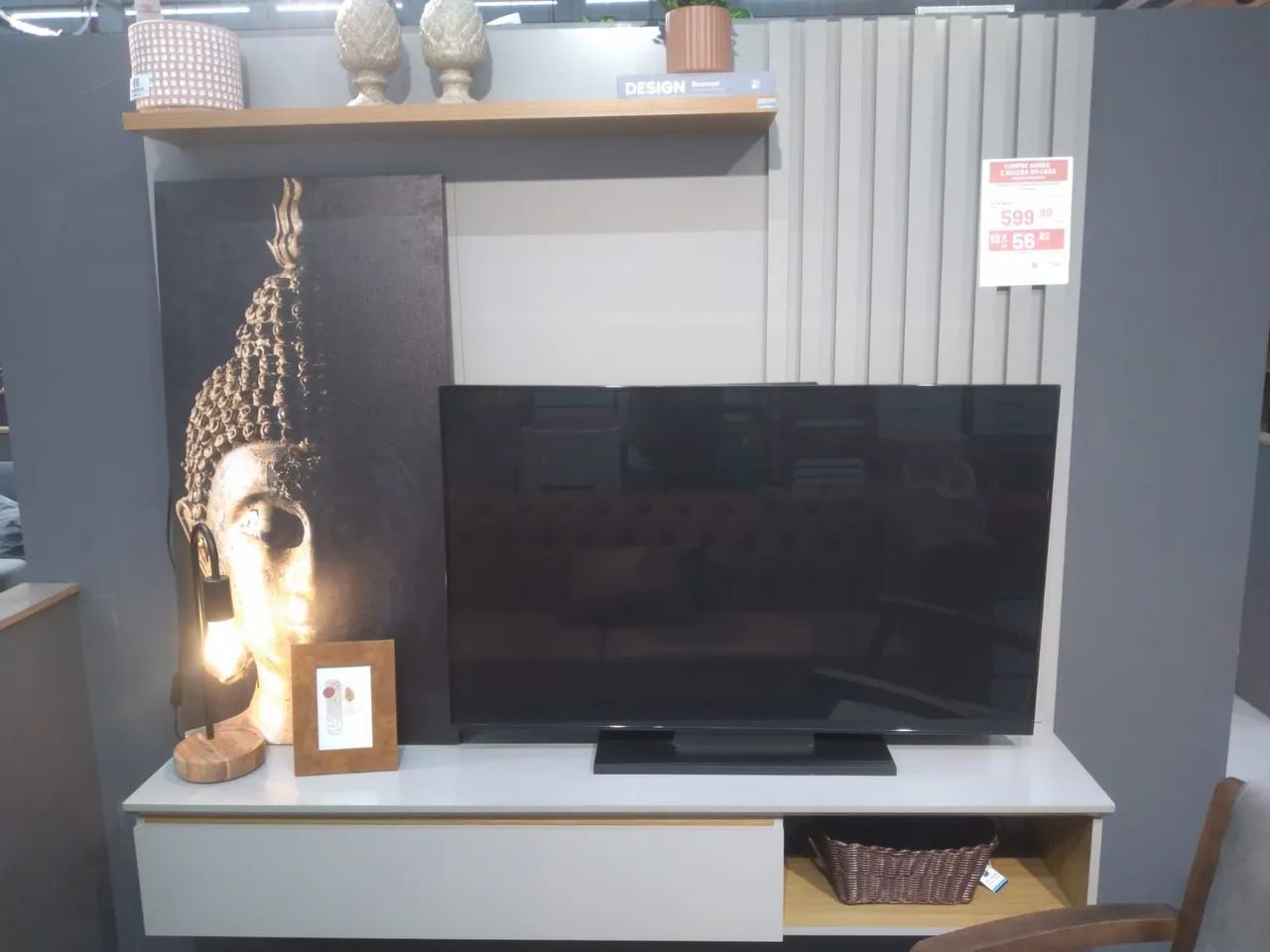 Rack moderno com painel e design elegante