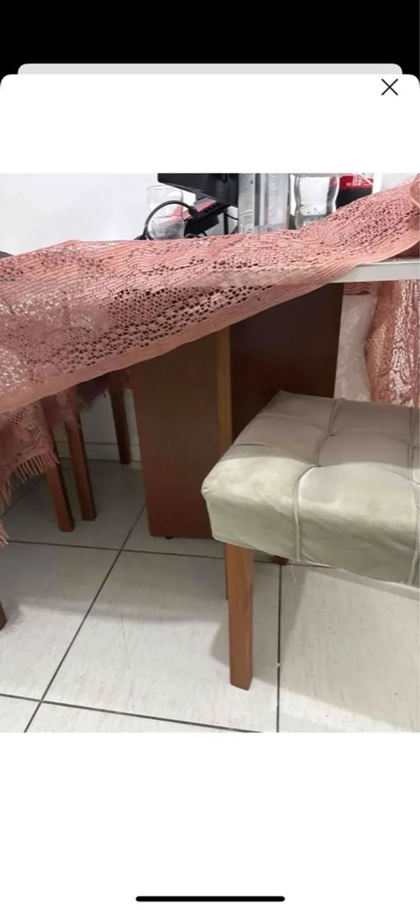 MESA EM OTIMO ESTADO COM TAMPO DE VIDRO