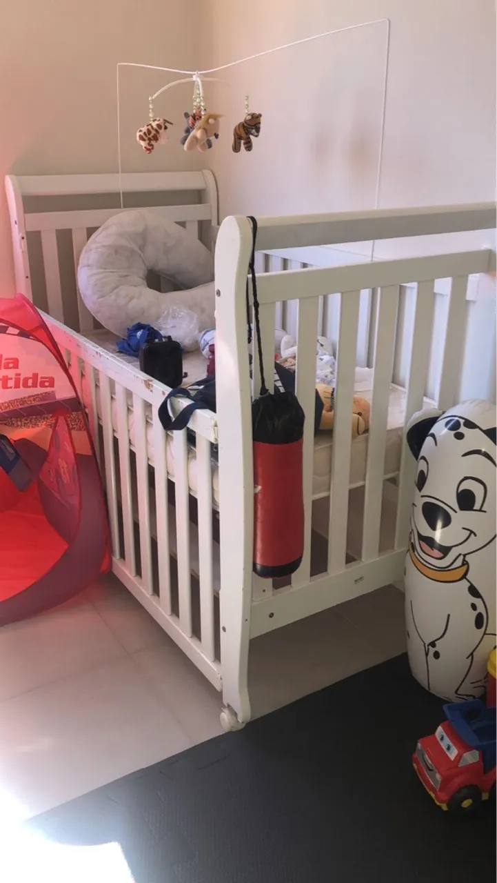 Berço branco com acessórios