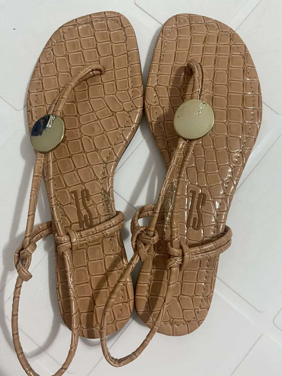Sandália rasteirinha bege com detalhe dourado