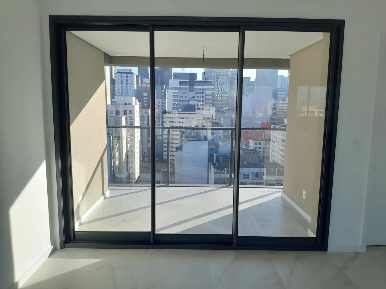 Porta de vidro e alumínio para sacada