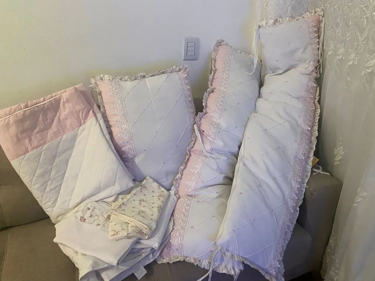 Kit berço menina branco e rosa