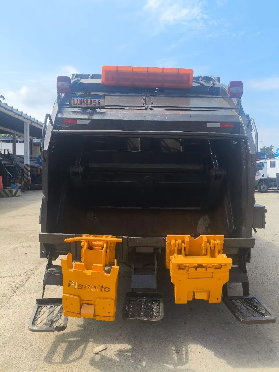 Caminhão compactador MB1719 toco - Foto 4