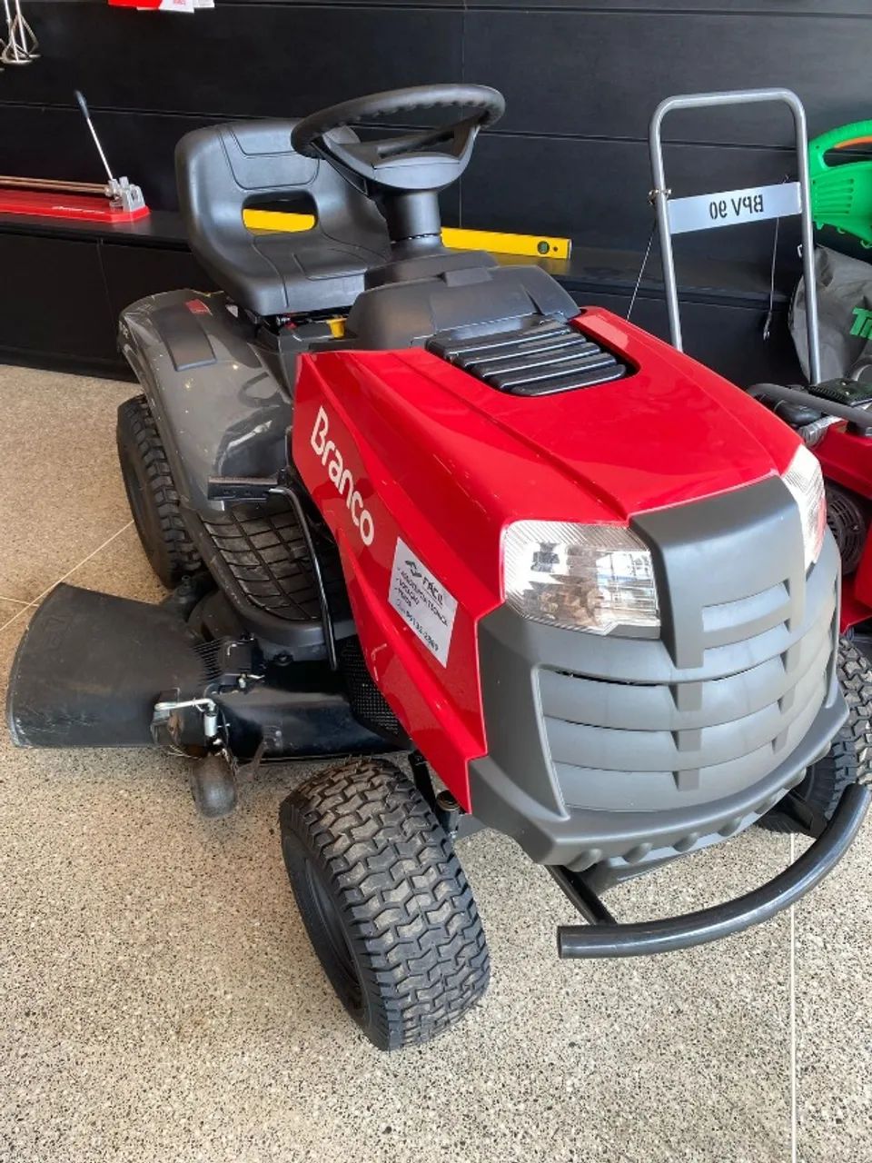 Trator Cortador de Grama 