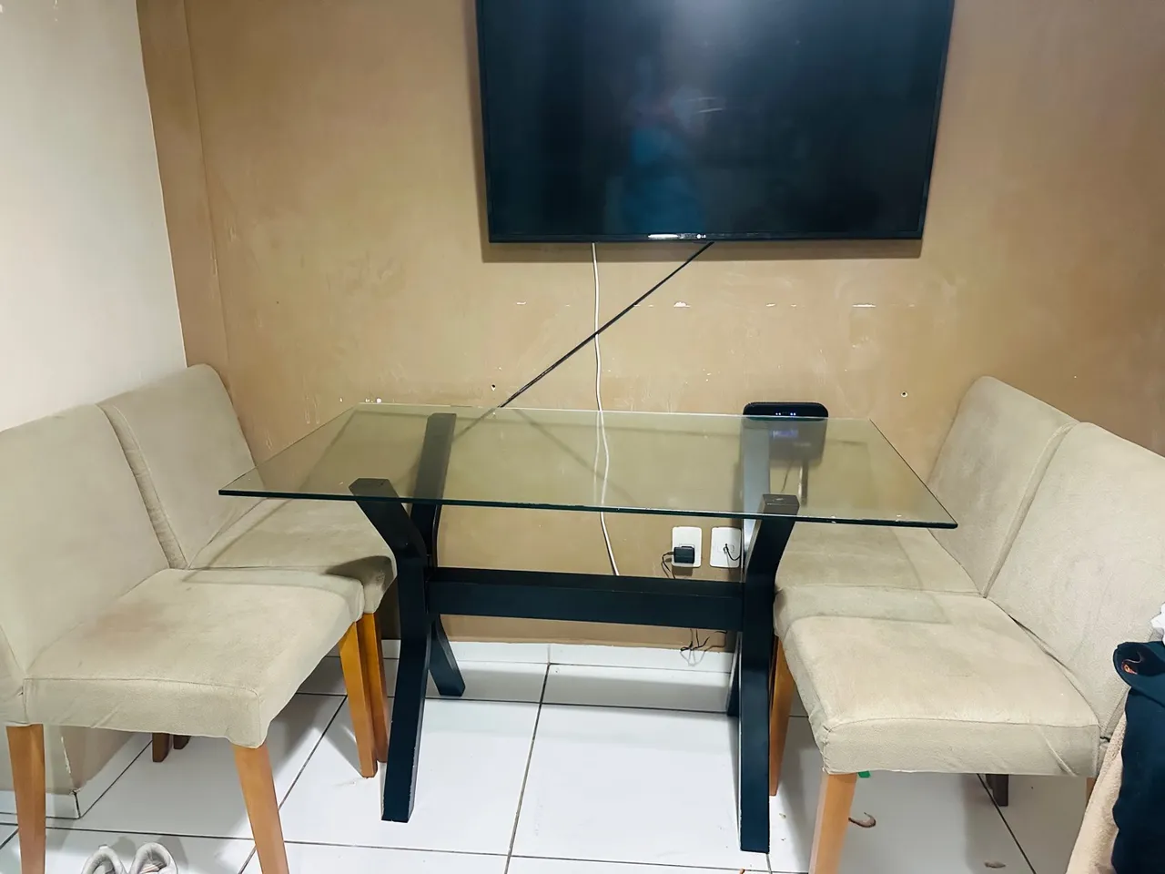 Mesa de Jantar de Vidro com Base Preta