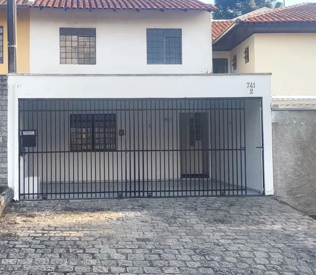 Sobrado para aluguel possui 100 metros quadrados com 3 quartos em Santa Cândida - Curitiba