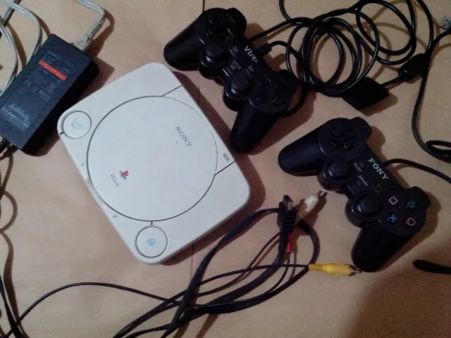 PS1 Slim com 2 Memory Cards, Fonte, Cabo AV e 2 Controles - Somente Retirada no Local