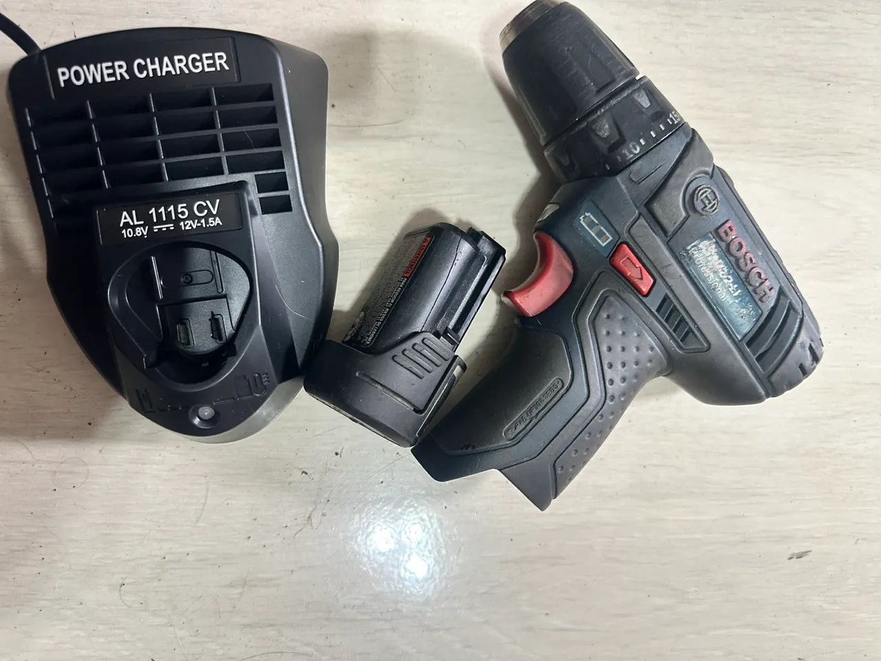 Parafusadeira Bosch 1 bateria + carregador bivolt usada  - Foto 4