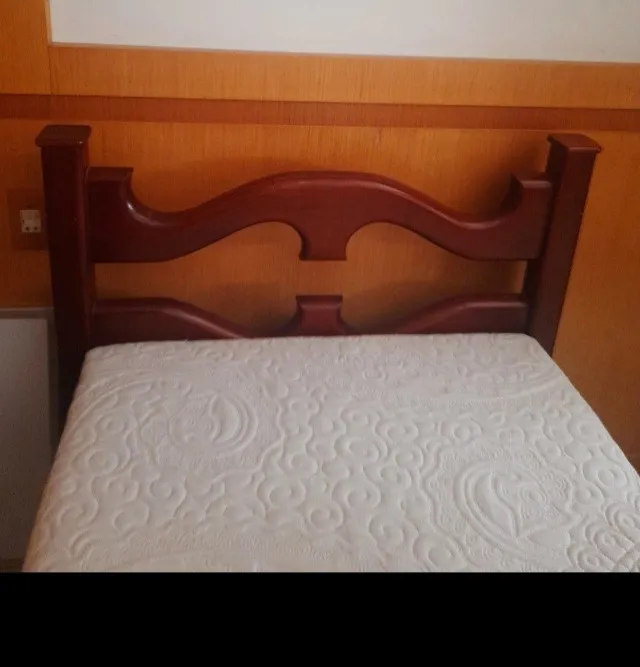 Cama de solteiro de pura madeira