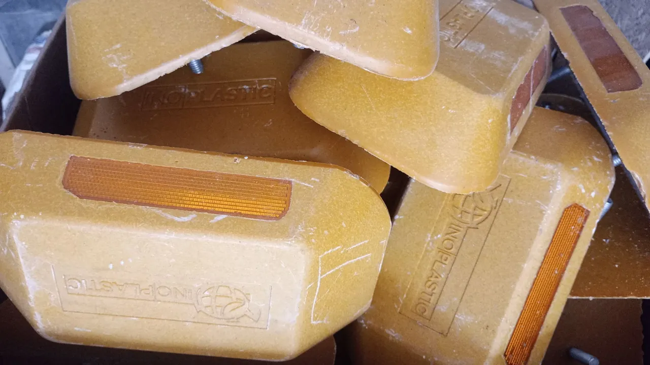 Tachões e tachinhas para sinalização horizontal viária