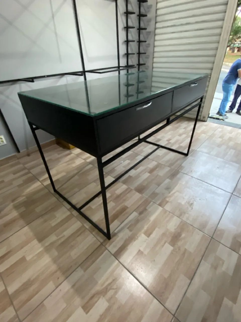 Mesa de centro para loja com tampo de vidro temperado com gavetas e araras de roupas - Foto 2