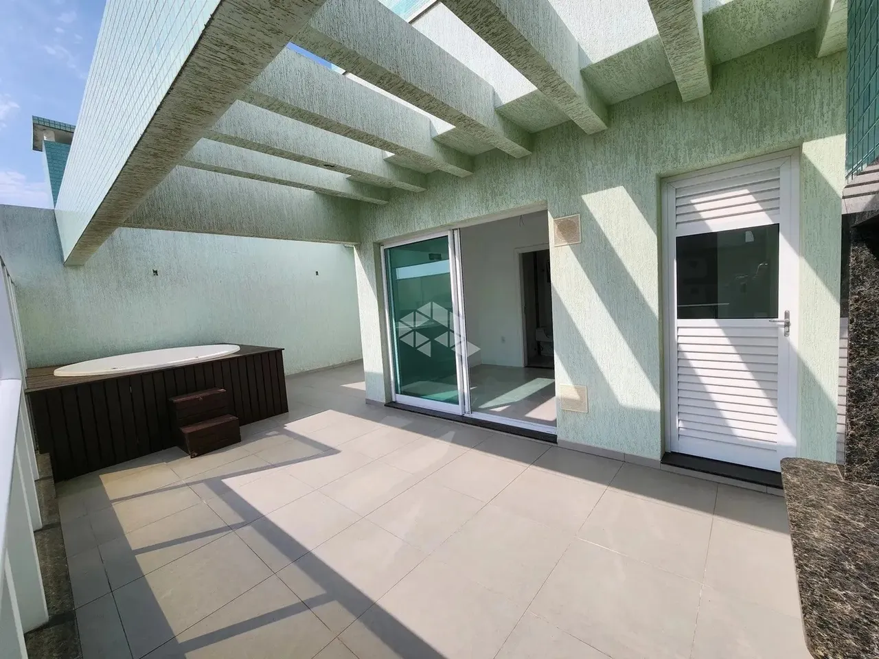 APARTAMENTO DUPLEX EM MARISCAL, BOMBINHAS, SC, COM CHURRASQUEIRA, 03 DORMITÓRIOS SENDO 01