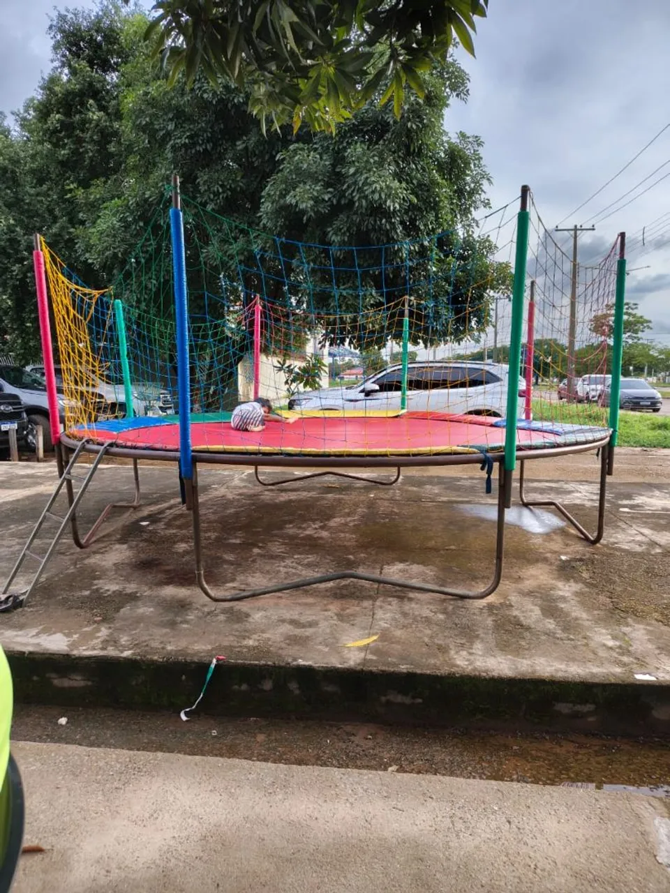 Cama elástica infantil com rede de proteção