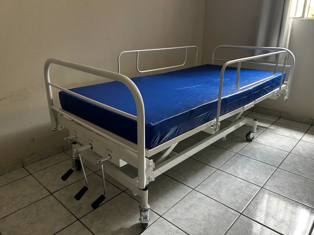 Cama Hospitalar com 3 manivelas + colchão  - Foto 5