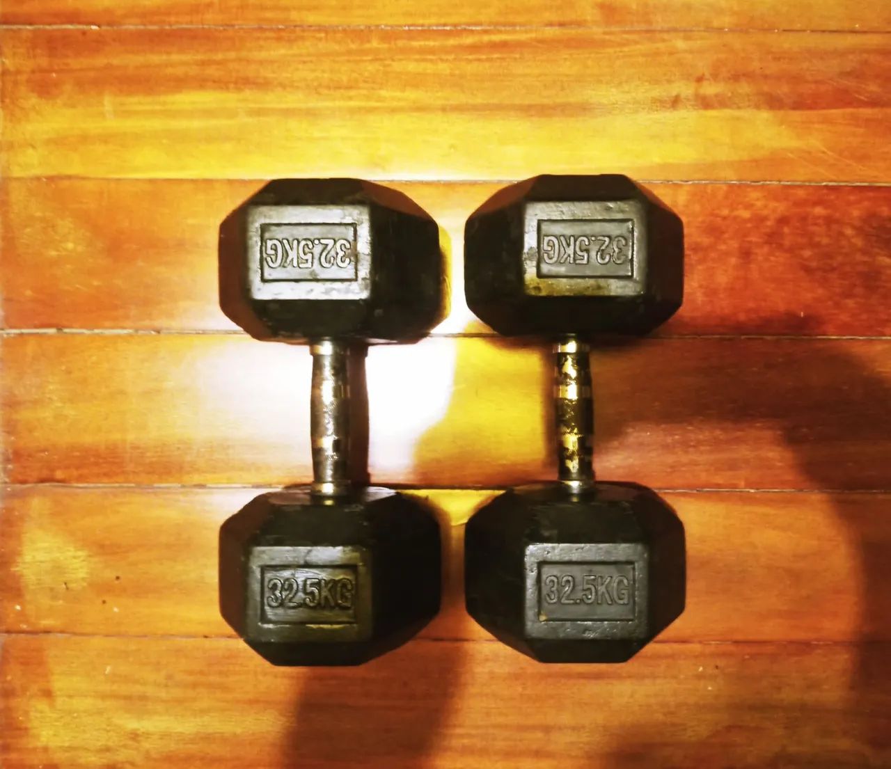 Halteres Sextavados Emborrachados 32,5KG - Foto 2