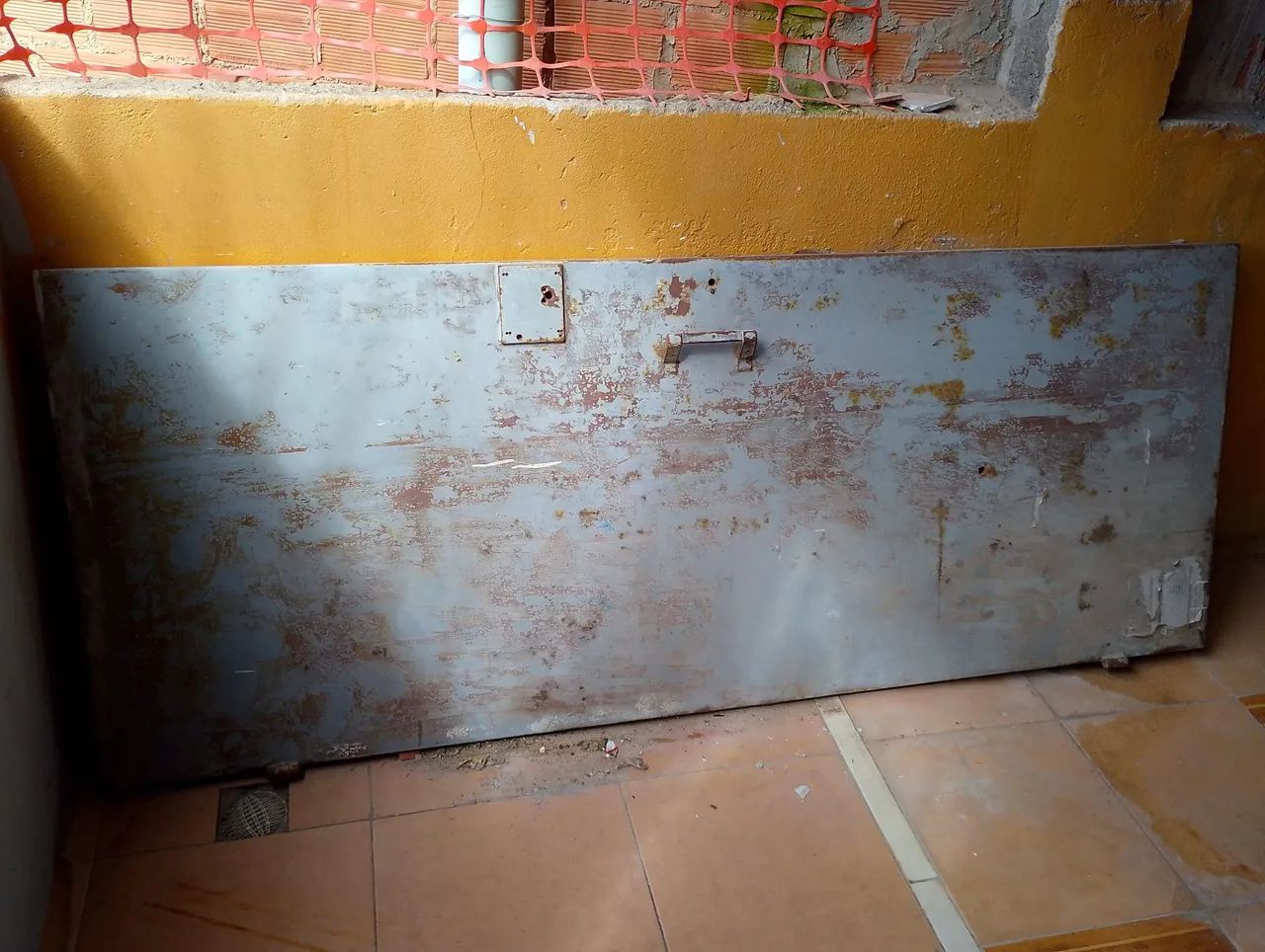 Porta de aço com detalhes em metal