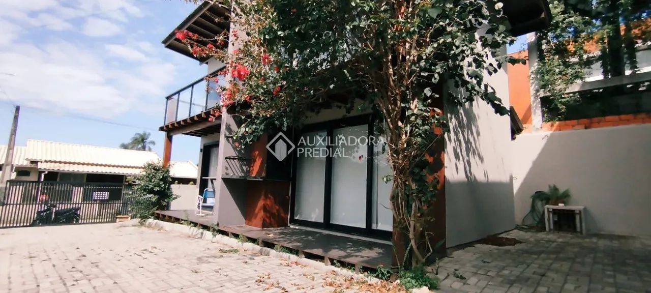 Studio de Alto Padrão com Deck Privativo e Toque de Natureza
