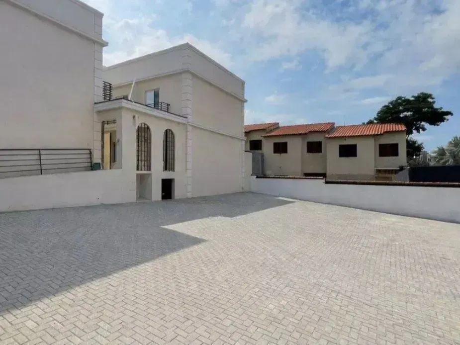 Linda casa nova em condomínio fechado