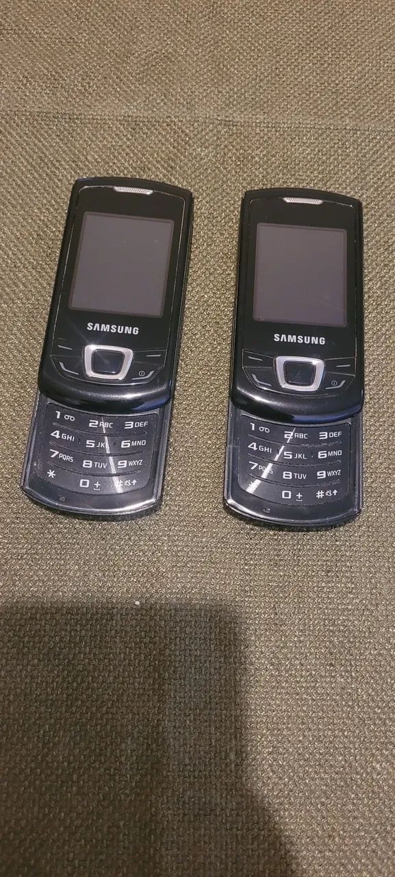 2 celulares antigos com flip 1 funciona normalmente  - Foto 2