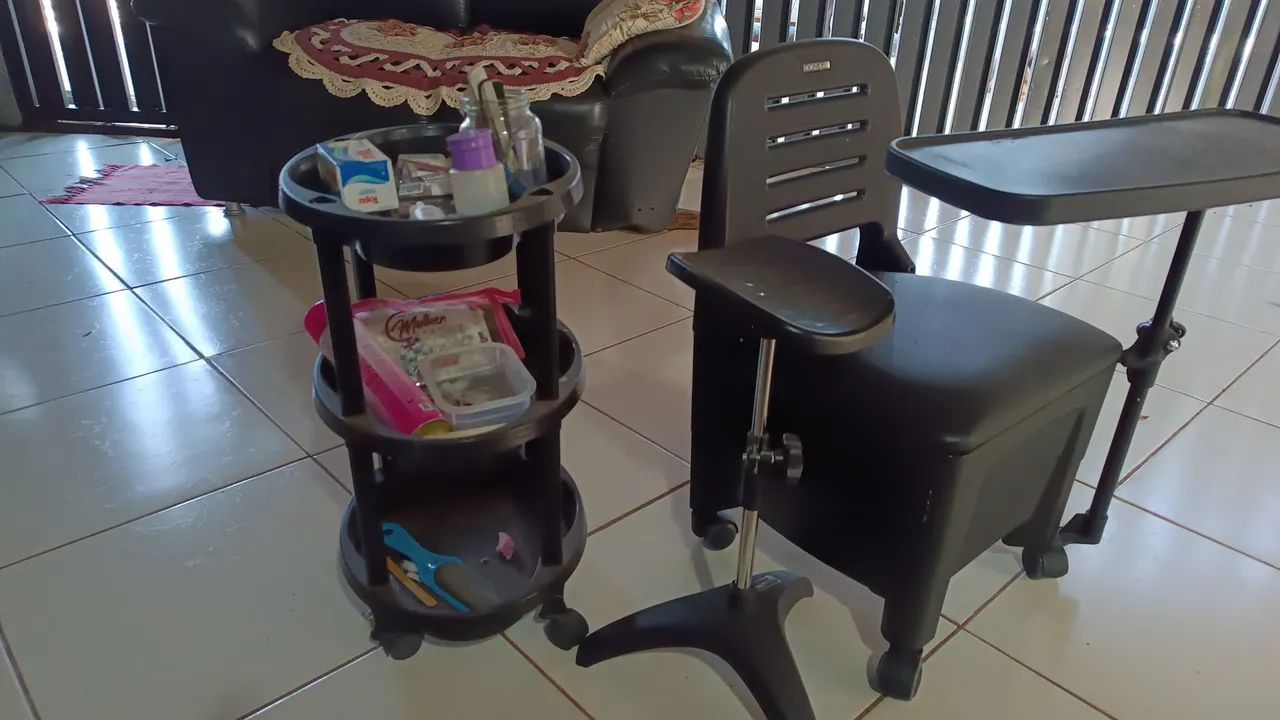 Cadeira cirandinha, mesa multi uso e expositor de esmalte de madeira - Foto 2