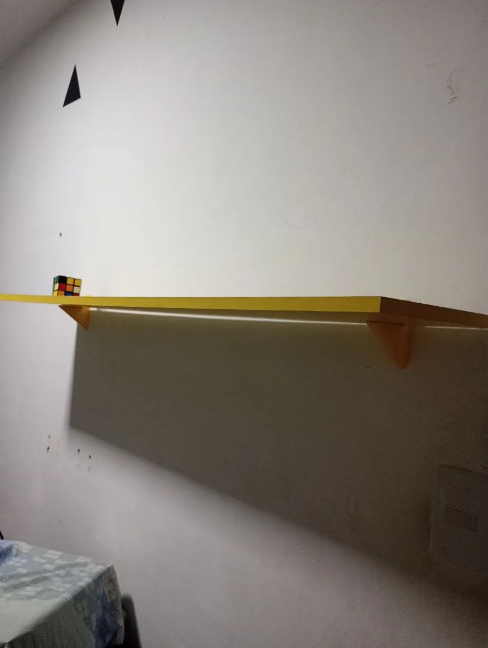 2 Prateleiras amarelas com suporte