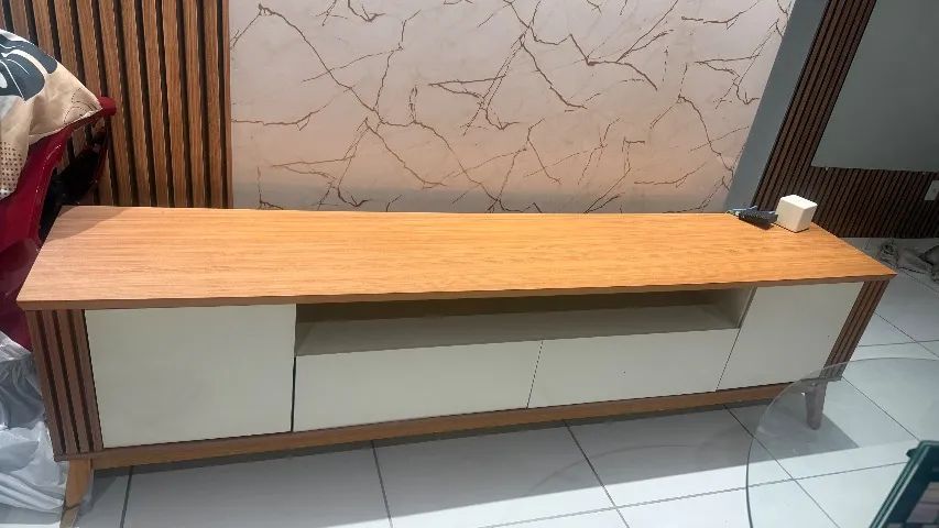 Vendo rack seminovo e mesa da Jacaúna as cadeiras em madeiras 