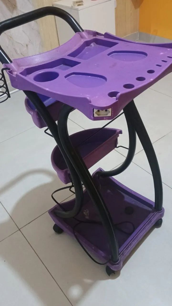 Carrinho de salão semi novo 