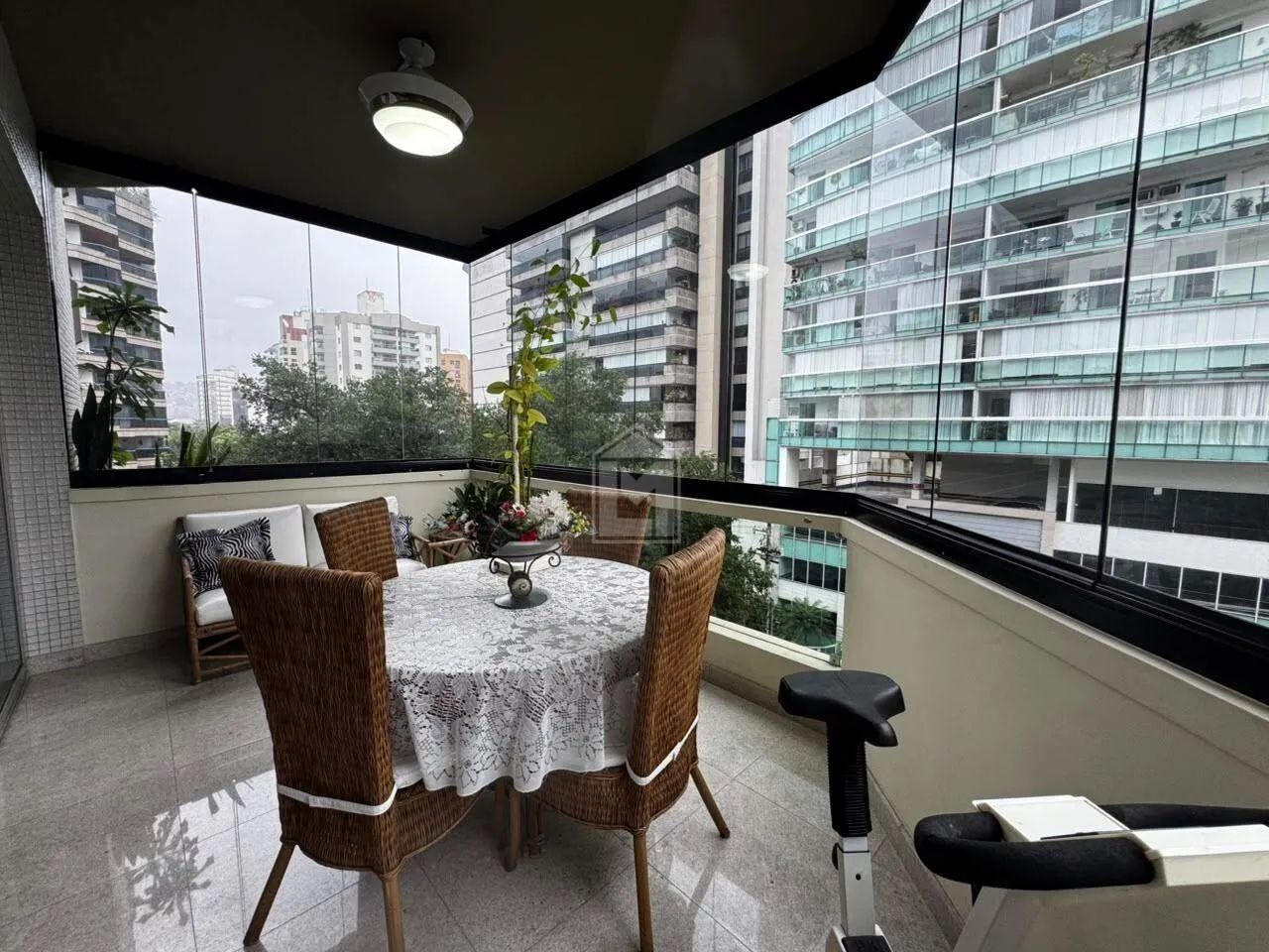Apartamento 4 Quartos com 3 Suítes e 2 Vagas Soltas na Praia do Canto - Foto 3